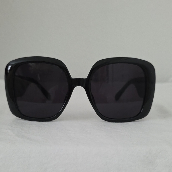 Gucci Black and Gold Sunglasses - Picture 3 of 6